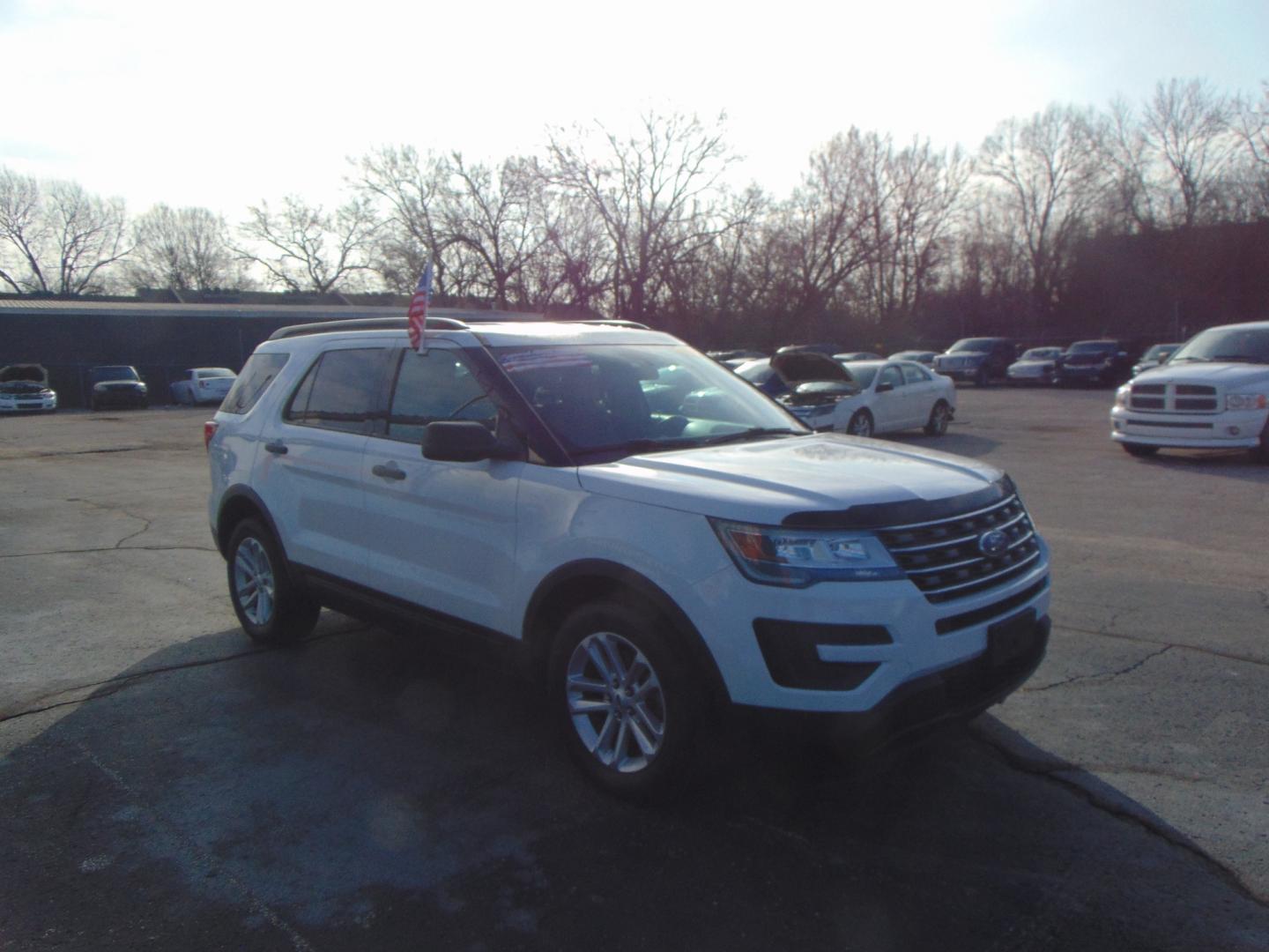 2017 White Ford Explorer (1FM5K8B8XHG) with an V6 3.5 Liter engine, Auto, 6-Spd SelectShift transmission, located at 2105 Dixie Hwy, Louisville, KY, 40210, (502) 772-3333, 38.220932, -85.795441 - Photo#4